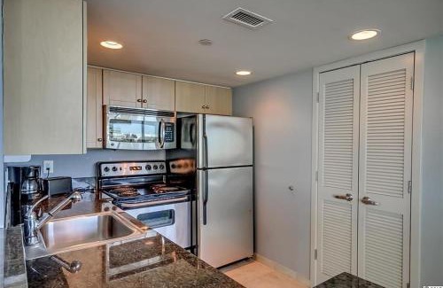 Downtown Myrtle Beach Apartment | Elegant retreat w beach access & hot tub