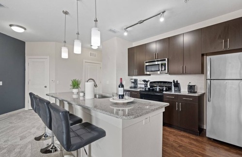 Hyde Park Apartment | Elegant top floor Stay | Pool, Gym & Free Parking!