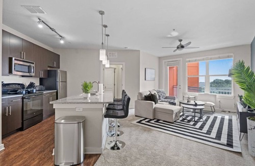 Hyde Park Apartment | Elegant top floor Stay | Pool, Gym & Free Parking!