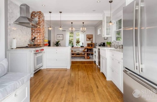 Hollyburn House | Elegant West Vancouver home, close to beach.