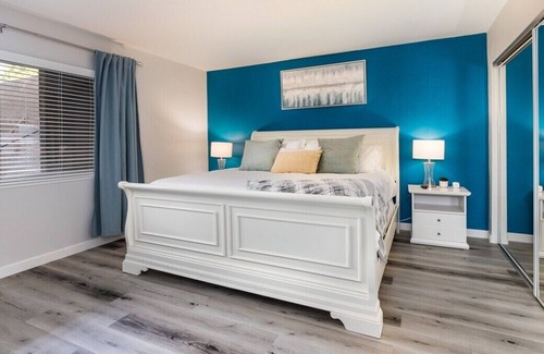 Thousand Oaks Apartment | Elegant/WFH/Fast Wi-Fi/2 Plush King beds