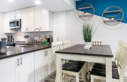Thousand Oaks Apartment | Elegant/WFH/Fast Wi-Fi/2 Plush King beds