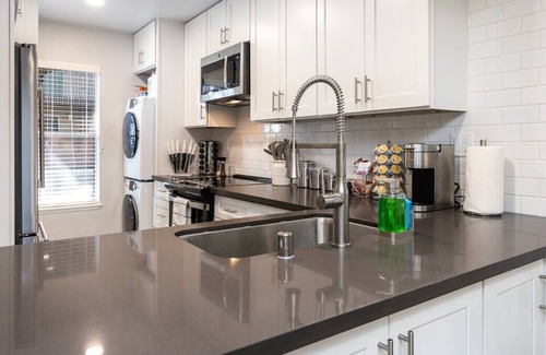 Thousand Oaks Apartment | Elegant/WFH/Fast Wi-Fi/2 Plush King beds