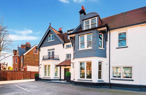 Ealing Common Apartment | Eleven Lodge by Artsy