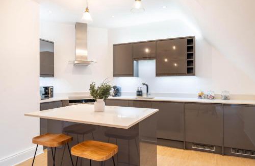Ealing Common Apartment | Eleven Lodge by Artsy