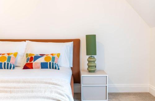 Ealing Common Apartment | Eleven Lodge by Artsy
