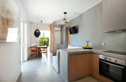 Loutraki Apartment | Elisa Seaside Luxury Suite private hot tub, beach