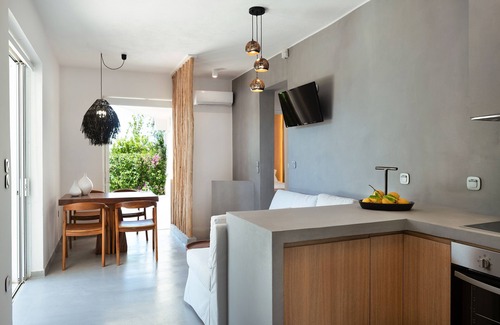 Loutraki Apartment | Elisa Seaside Luxury Suite private hot tub, beach