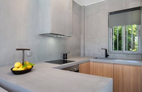 Loutraki Apartment | Elisa Seaside Luxury Suite private hot tub, beach