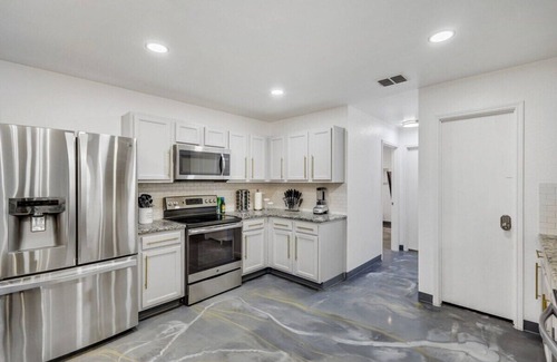 South Arlington House | Elite 5BR/3.5B Home with Game Room, Hot Tub, & Sauna