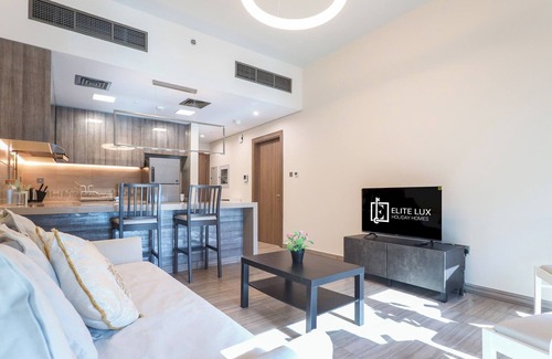 Jumeirah Lake Towers Apartment | Elite LUX Holiday Homes - Stunning Lake View 1BHK Retreat in JLT, Dubai