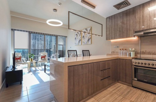 Jumeirah Lake Towers Apartment | Elite LUX Holiday Homes - Stunning Lake View 1BHK Retreat in JLT, Dubai