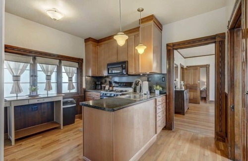 Central Colorado Springs Apartment | Elite Quarters Prime Location Downtown Hot Tub,BBQ