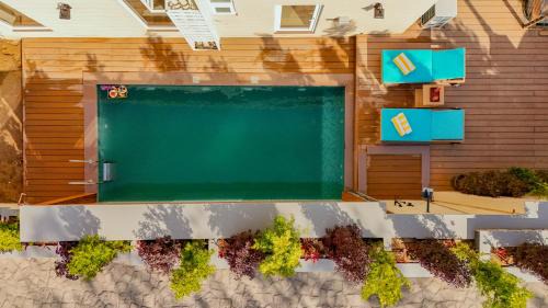 Kasauli Villa | ELIVAAS privé The Royce Orchid 4 BHK Hilltop Villa With Jacuzzi, Steam Room, Private Pool & Hill Views