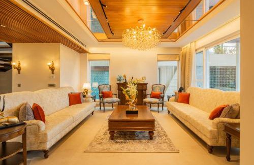 Kasauli Villa | ELIVAAS privé The Royce Orchid 4 BHK Hilltop Villa With Jacuzzi, Steam Room, Private Pool & Hill Views