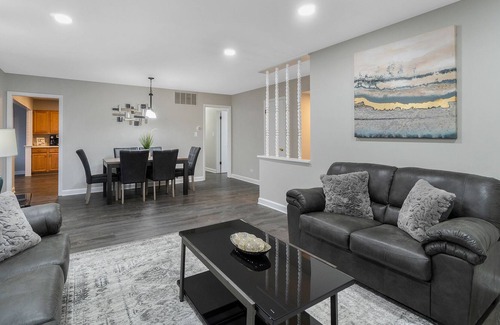 Elk Grove Village House | Elk Grove Village Rental
