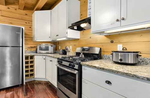 Asheville Cabin | Elk Mountain Lodge: An AVL Mountain Escape w/Hot Tub, Fireplace, Hi-Speed Wifi