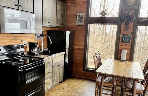 Bryant Cabin | Elk Ridge with a private hot tub!