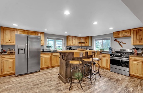 Salamanca Ski Chalet | Ellicottville Chalet 3 Miles From Village on a secluded lot w/pond