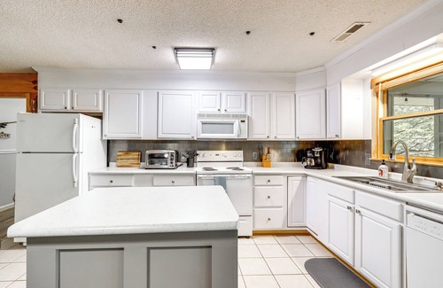 Ellijay Cottage | Ellijay Cottage w/Creek Access & Private Hot Tub!