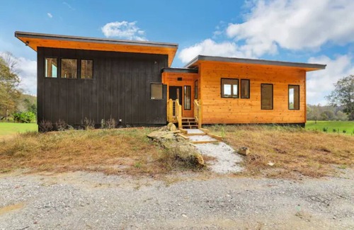 Ellijay Cabin | Ellijay Creek Front Modern Cabin on 7 Acres