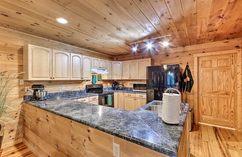 Eagle Mountain Cabin | Ellijay Resort Cabin w/Deck + Enclosed Porch!