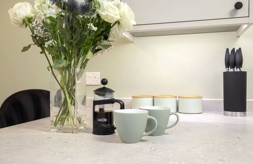 Cheltenham Apartment | Elliot Oliver - Deluxe Two Bedroom Apartment With Parking & EV Charger