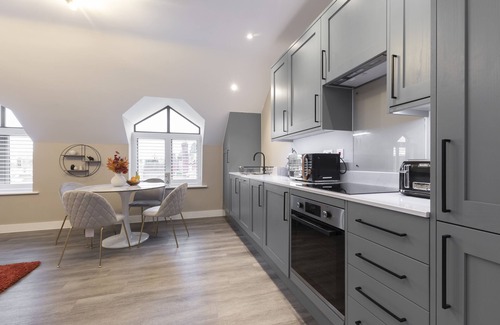 Gloucester Apartment | Elliot Oliver - Stylish Loft Style 2 Bedroom Apartment With Parking
