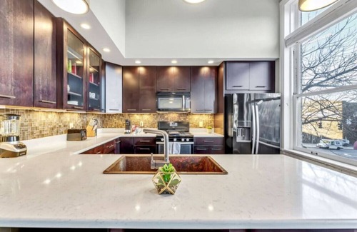 Downtown Greensboro Condo | Elm St. Retro Retreat