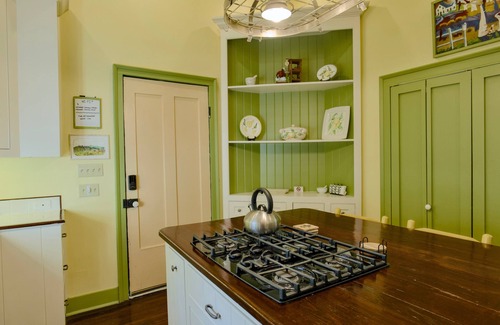 Natchez House | Elmsley Cottage | 4/3, Historic Home, Full Kitchen, Washer/Dryer