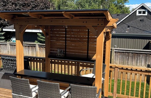 Crystal Beach House | Elmwood Coast&Hearth Retreat- Large Deck + Bar + Firepit 5 min walk to the beach