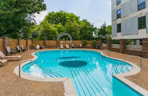 Nashville House | Elvis' Hotel But Modernized! 3 Beds, Pool, and FREE Parking