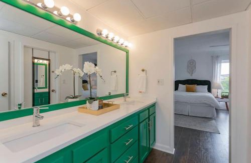 Nashville House | Elvis' Hotel But Modernized! 3 Beds, Pool, and FREE Parking