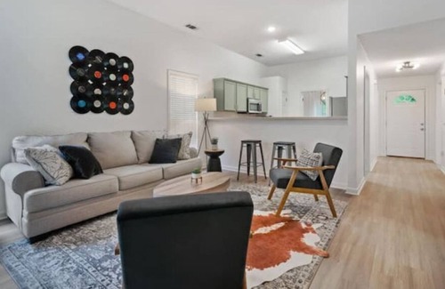 Ellendale House | Elvis in the burbs - Stylish home in Cordova