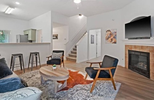 Ellendale House | Elvis in the burbs - Stylish home in Cordova