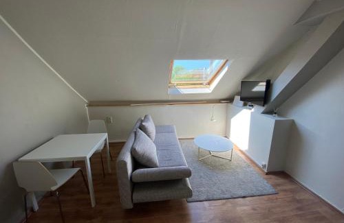 Krefeld Apartment | EMAS 8 Wohnung mit 2 Einzelbetten, Küche, Dusche, TV