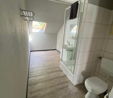 Krefeld Apartment | EMAS 8 Wohnung mit 2 Einzelbetten, Küche, Dusche, TV