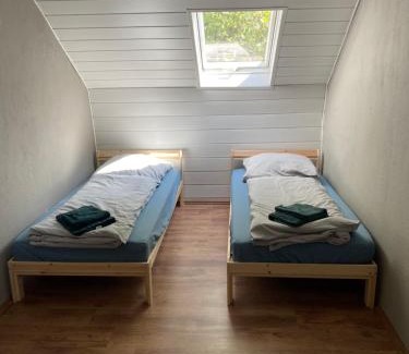 Krefeld Apartment | EMAS 8 Wohnung mit 2 Einzelbetten, Küche, Dusche, TV
