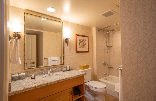Waikiki Resort | Embassy Suites by Hilton Waikiki Beach Walk