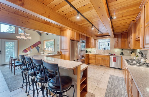 Tahoma Cabin | Ember by AvantStay | Majestic Entertainers Home w/Pine Tree Views