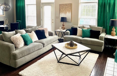 Wayne House | Emerald de Luxe - Modern Luxury Condo in Eagle Crk