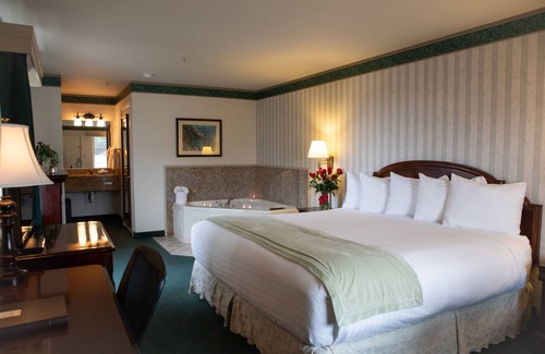 Fort Bragg Hotel | Emerald Dolphin Inn & Mini Golf