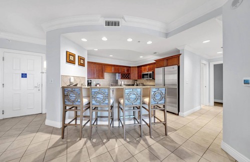 Destin Condo | Emerald Grande Full 3BR 🦀 Beach Service Incl ⛱️⛱️ EV Chargers 🐠 Above Harborwalk