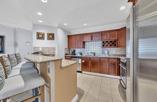 Destin Condo | Emerald Grande Full 3BR 🦀 Beach Service Incl ⛱️⛱️ EV Chargers 🐠 Above Harborwalk