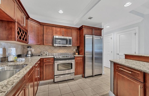 Destin Condo | Emerald Grande Full 3BR 🦀 Beach Service Incl ⛱️⛱️ EV Chargers 🐠 Above Harborwalk