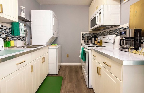 Tremont House | Emerald Oasis: Stylish Tremont 2BR Upper Unit by Christmas Story House | Parking 7 Min to Downtown