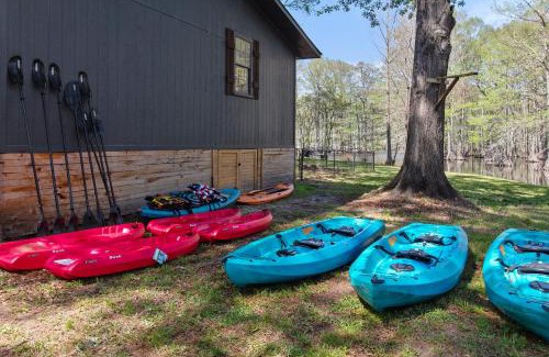 Shreveport House | Emerald Point Cabin Lakefront With Kayaks & Canoes