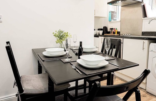 Moseley Apartment | Emerald Suite Moseley Mews by STAE-Homes
