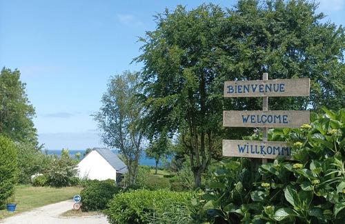 Plestin-les-Greves RV Rental | Emplacement nu sur Petit Camping Familial en Pleine Nature Près des Plages