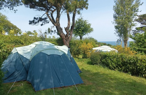 Plestin-les-Greves RV Rental | Emplacement nu sur Petit Camping Familial en Pleine Nature Près des Plages